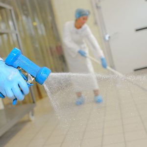 Two people cleaning comecial floor on kitchen with Dalcon Higiene product